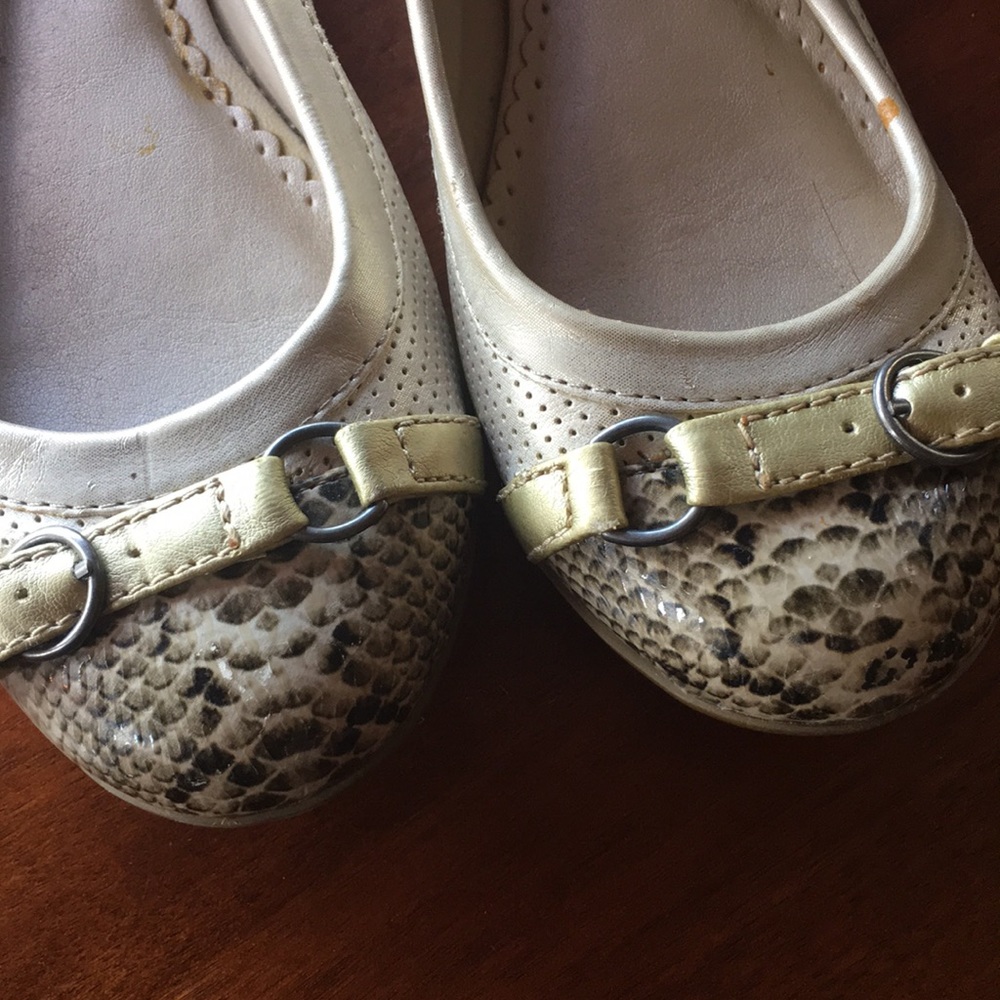 Women’s flats